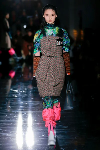 Look 16